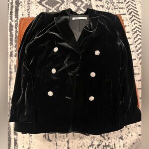 Never worn! Women’s Zara black velvet blazer